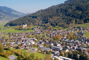 Yukarıdan güzel alp manzara çevrili Kaprun şehir