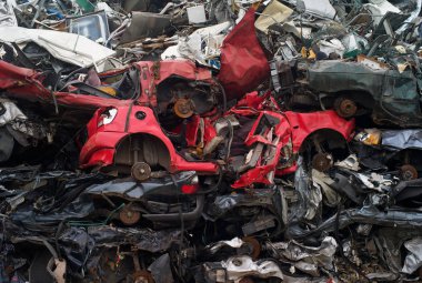 Geri dönüşüm bahçedeki hurdaya çıkarılan kırmızı araba