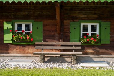Bir tezgah önünde bir geleneksel ahşap evde Kaprun, Salzburg, Avusturya