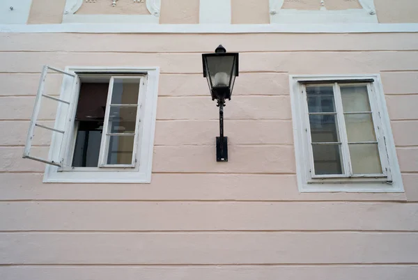 Mur Rose Avec Vieilles Fenêtres Une Lanterne — Photo