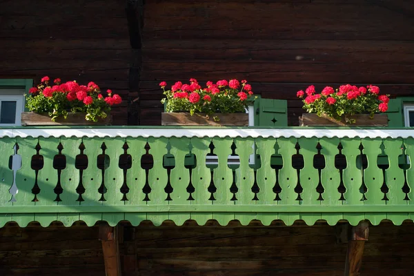 Salzburg Avusturya Için Ahşap Bir Kırmızı Çiçekli Geleneksel Bir Balkon — Stok fotoğraf