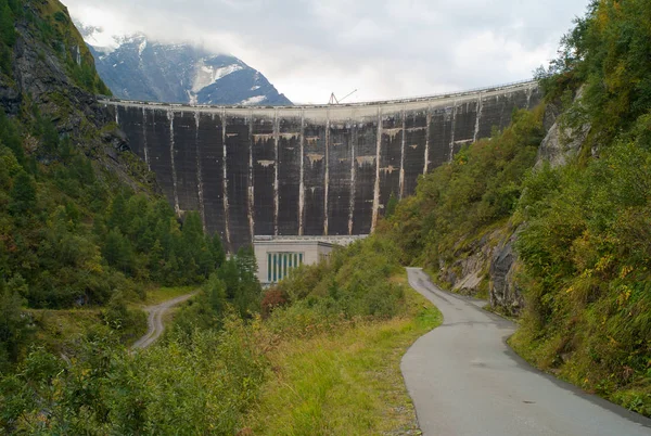 Centrale Idroelettrica Una Diga Impressionante Una Valle Alpina — Foto Stock