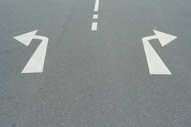 Oklar sağ ve sol tarafta bir dönüm asfalt yol - kararlar için bir kavram - sola veya sağa