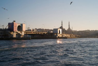 Istanbul, Türkiye - 3 Ocak 2012: Galata Köprüsü ve Haliç
