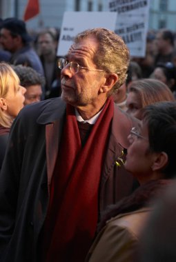 Vienna, Avusturya - 9 Ekim 2007: Alexander van der Bellen mültecilerin hakları için bir protesto. Bay Van Der Bellen beri Avusturya Federal Cumhuriyeti Başkanı seçildi.