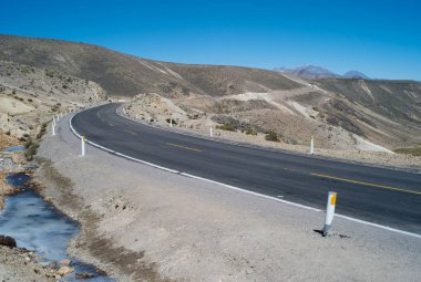 Abra Patapampa Pass, Peru yalnız yolda