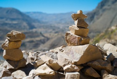Kazinga kanal, Uganda kıyısında üç tekne