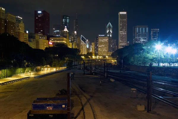 Chicago Illinois Eua Julho 2009 Trilhas Ferroviárias Horizonte Noturno Chicago — Fotografia de Stock