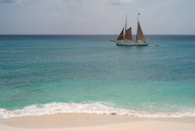 Kumsalda Sint Maarten ve geçirerek yat yelken