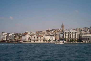 Istanbul, Türkiye - 3 Ocak 2012: Cityscape akşam Galata Kulesi ile Istanbul 'un