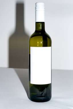 Boş etiketli şarap şişesi.