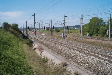 Kırsal kesimde demiryolu rayları