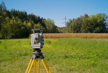 Etüt yüksek gerilim elektrik hatları - alanında Total Station