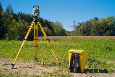 Etüt yüksek gerilim elektrik hatları - alanında Total Station