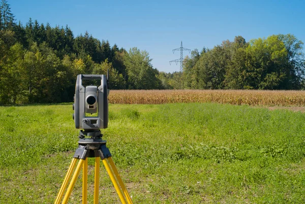 Geodetické Vedení Vysokého Napětí Totální Stanice Poli — Stock fotografie