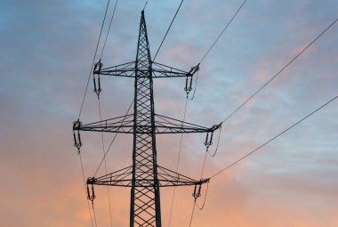 6 aşamaları ve bir optik yere kablo ile 220 kilovolt elektrik güç Pilon (kafes boom) üst sepeti