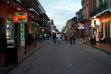 New Orleans, Amerika Birleşik Devletleri - 17 Temmuz 2009: Dünya ünlü Bourbon Street Fransız çeyrek, New Orleans, Louisiana yapay aydınlatma ile akşam.