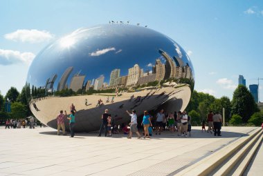 Chicago, Illinois, ABD - 25 Temmuz 2009: Cloud Gate heykel At&T Plaza Chicago manzarası yansıtan güzel güneşli bir fasulye, olarak da bilinir,..