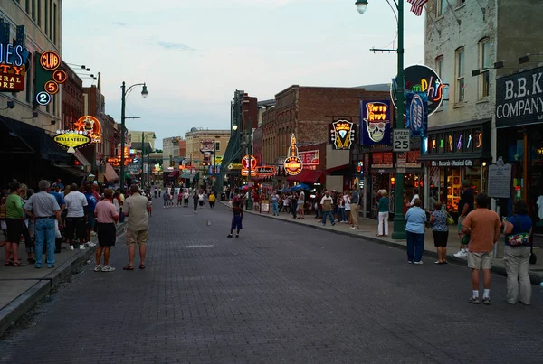 Memphis Tennesse Julio 2009 Gente Que Sale Noche Beale Street — Foto de Stock