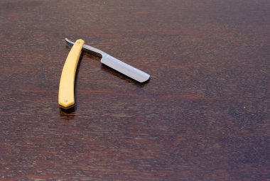 Geleneksel ustura, şimşir saplı açık