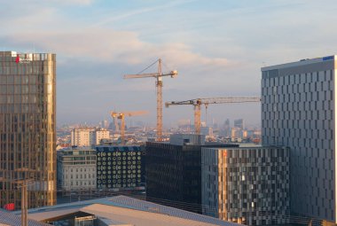 Vienna, Avusturya - 28 Ocak 2019: İnşaat vinçleri ve Viyana, Avusturya, sabahları ünlü manzarası.