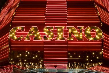 Las Vegas, Nevada - 6 Temmuz 2009: Işıklı, kırmızı ve altın neon tabela girişinde Fremont Casino dünya yukarıda ünlü Freemont Caddesi Las Vegas, Nevada.