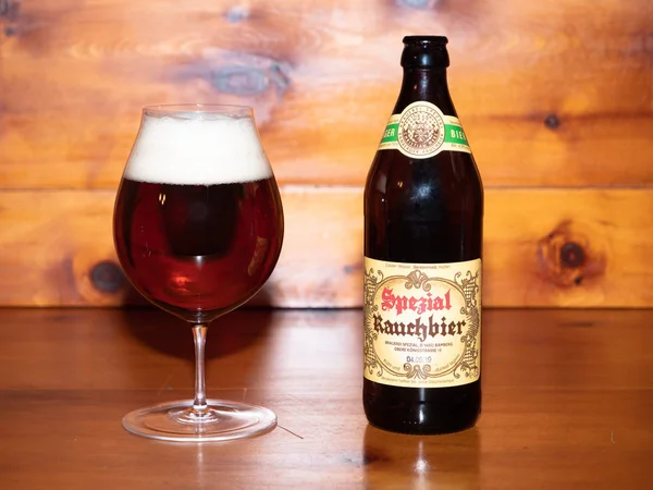 Dark Bamberg Smoked Beer in a Glass with its Bottle — Stock Photo, Image