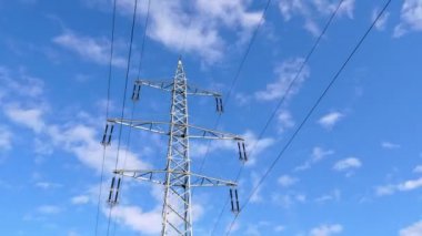 Zaman aralıklı çekim - 110 kilovolt çelik kafes elektrik enerji güç pilon üzerinde mavi bir gökyüzü bulutlar geçirerek ile