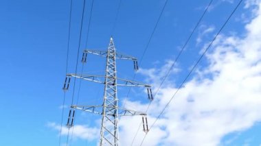 110 kilovolt çelik kafes elektrik enerji güç pilon üzerinde mavi bir gökyüzü bulutlar geçirerek ile