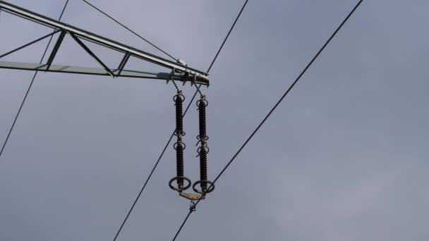 钢格达电力塔上的110千伏绝缘子 双悬挂链 — 图库视频影像