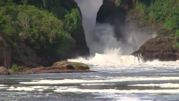 ウガンダは 東アフリカのナイル川の旧称カバレーガ滝 印象的なマーチソン滝 — ストック動画