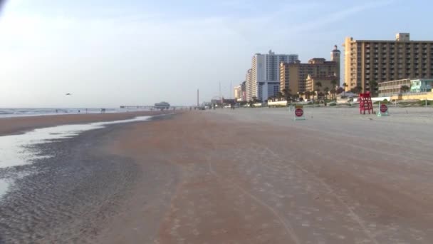 Plážová Pláž Daytona Beach Značkami Silničního Provozu Rychlostní Mezí Hotelovými — Stock video