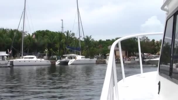 Φεύγοντας Από Λιμάνι Του Key Largo Της Φλόριντα Ένα Πλοίο — Αρχείο Βίντεο