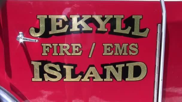 杰基尔岛 佐治亚州 Circa 2013年7月 杰基尔岛消防局和埃姆斯标志在格林县 佐治亚州的消防车的红色门 — 图库视频影像