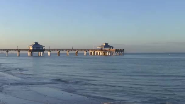 Fort Myers Beach Balıkçılık Skelesi Alacakaranlıkta Sahilde Okyanus Dalgaları Sörf — Stok video