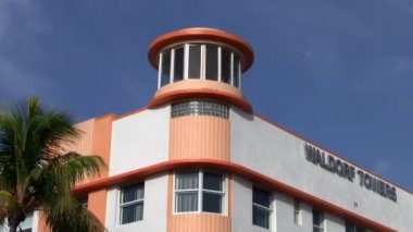 Miami, Florida, Amerika Birleşik Devletleri - Temmuz 2013 civarı: Waldorf Towers'ın Miami Beach'teki ünlü Ocean Drive'daki turuncu ve beyaz Art Deco cephesi, Albert Anis tarafından 1937 yılında tasarlandı.