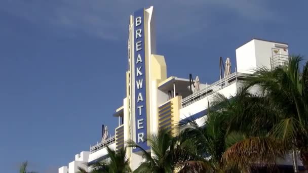 マイアミ フロリダ州 アメリカ合衆国 2013年7月頃 オーシャンドライブ マイアミビーチ 1939年にアントン スキスルヴィッチによって設計されたフロリダ州の有名なアールデコ防別水浴場ホテルの青と白のファサードとサイン — ストック動画