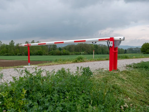 Gesloten boom poort of boom barrière op het platteland — Stockfoto