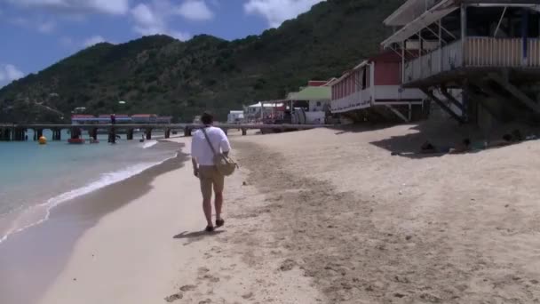 Kaukaski Mężczyzna Turystyczny Lat Stary Walking Sandy Beach Torba Aparat — Wideo stockowe