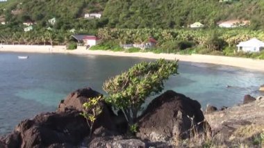 Yeşil dağlar, mavi deniz ve kumlu plaj ile Karayip Saint Barthlemy Adası üzerinde Anse de Lorient Bay