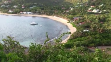 Yeşil dağlar, mavi deniz ve kumlu plaj ile Karayip Saint Barthlemy Adası üzerinde Anse de Lorient Bay