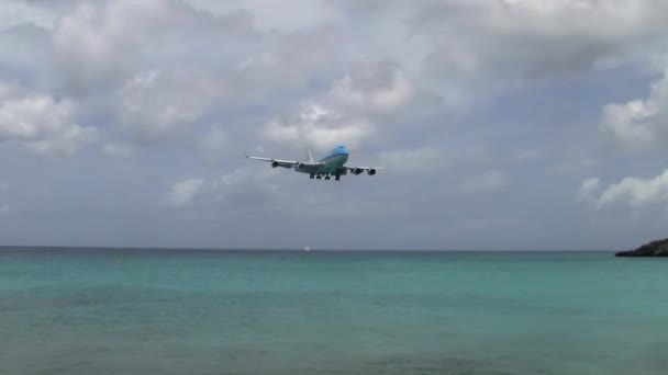 Июль 2013 Года Самолет Klm 747 Jumbo Jet Заходил Посадку — стоковое видео