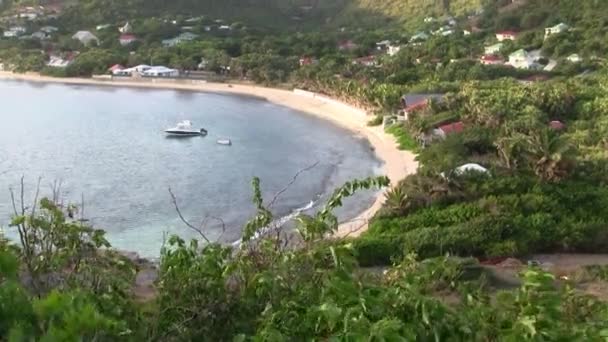 Yeşil Dağlar Mavi Deniz Kumlu Plaj Ile Karayip Saint Barthlemy — Stok video