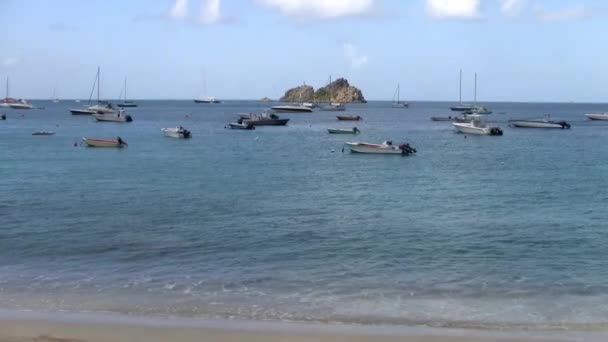 Små Båtar Förankrade Karibisk Bukt Sint Maarten Med Liten — Stockvideo