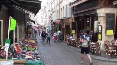 Paris, Fransa-Circa Temmuz 2013: Paris, Fransa, Rue de Arbalete ile Corner üzerinde ünlü Rue Mouffetard Pazar tezgahları ve bir Cafe, Insanlar sokakta gezinme ile.