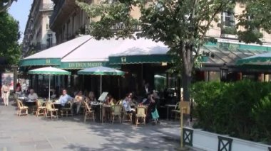 Paris, Fransa-Circa Temmuz 2013: Les Deux Magots, Paris 'te ünlü bir Cafe ve Restoran, Fransa, yaz aylarında, patronlar dışarıda oturan ve bir garson ile