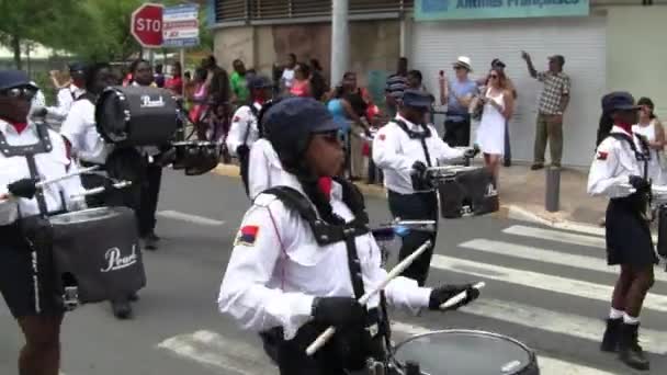 マリゴ セントマーティン 7月14 2013 7月14日 マリゴのフランス国民の祝日のパレードでユニフォームとドラムを持つクレオールバンド バスティーユの日を祝うアフロ カリブ海のミュージシャン — ストック動画