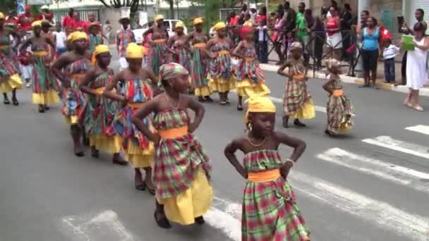 Marigot Saint Martin Julio 2013 Niñas Criollas Ropa Colorida Tradicional — Vídeo de stock