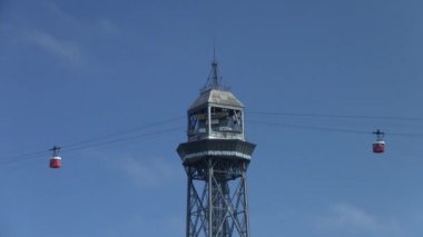 Port Vell Hava Tramvay Kırmızı Arabalar Yaklaşan Çelik Truss Kulesi Torre Jaume I Barselona, Katalonya, İspanya. Ünlü bir turistik.