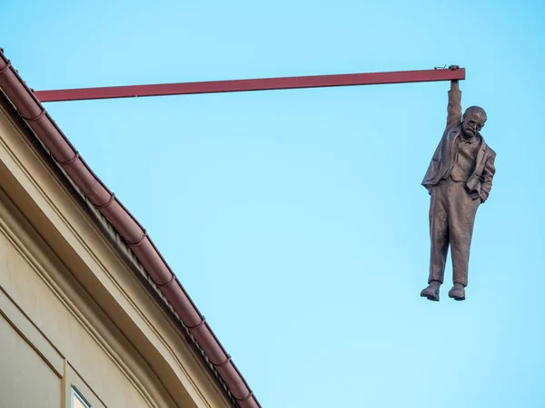 Muž zavěšený v Praze — Stock fotografie